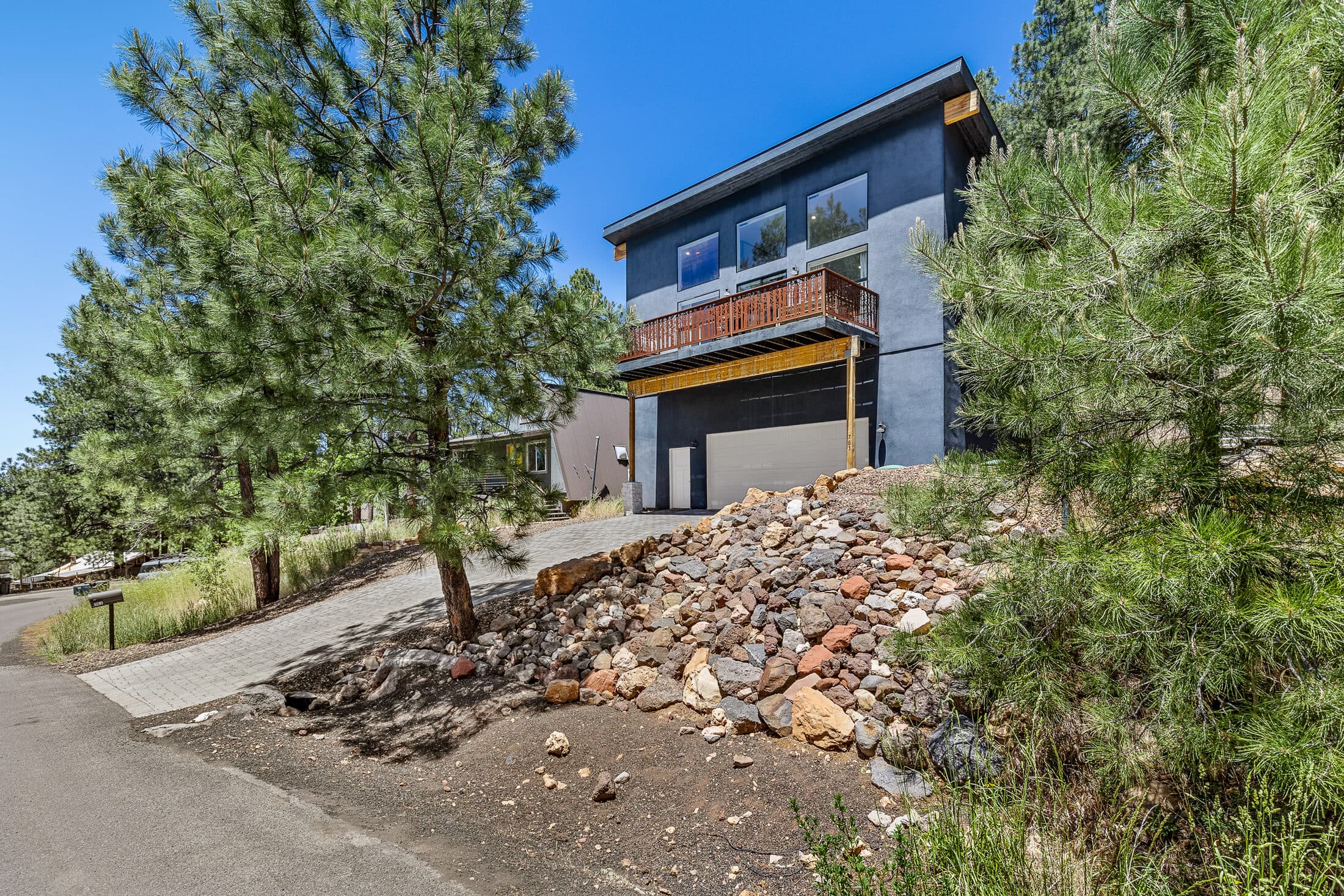 The cabin tucked into the ponderosa pines of Mountainaire